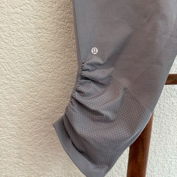 Lululemon Awakening Crop Taryn Toomey Collection Seamless Legging Sz 10 Ice Grey - Picture 8 of 12